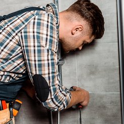Ein Badbauer der in einem Badezimmer arbeitet